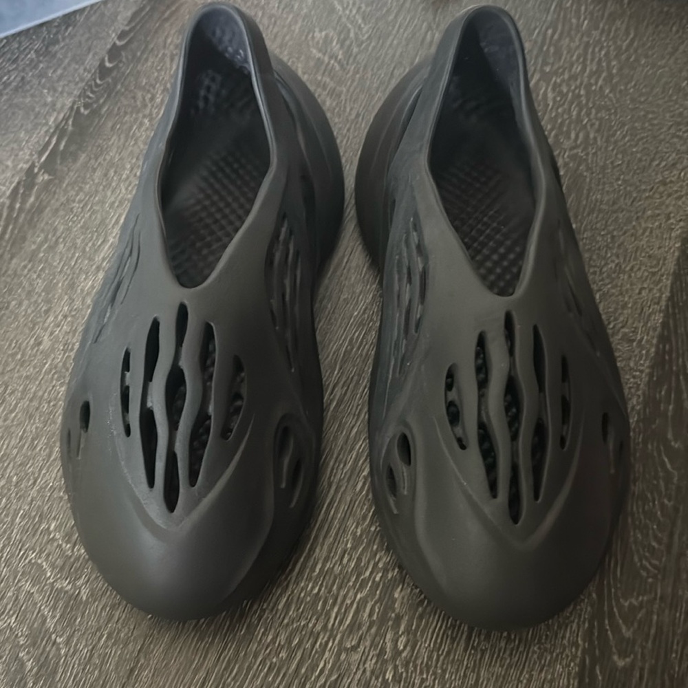 Black Foam runners size 8